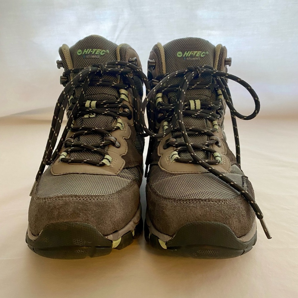 Hi-Tec altitude lite waterproof hiking boots. Size 8.5.